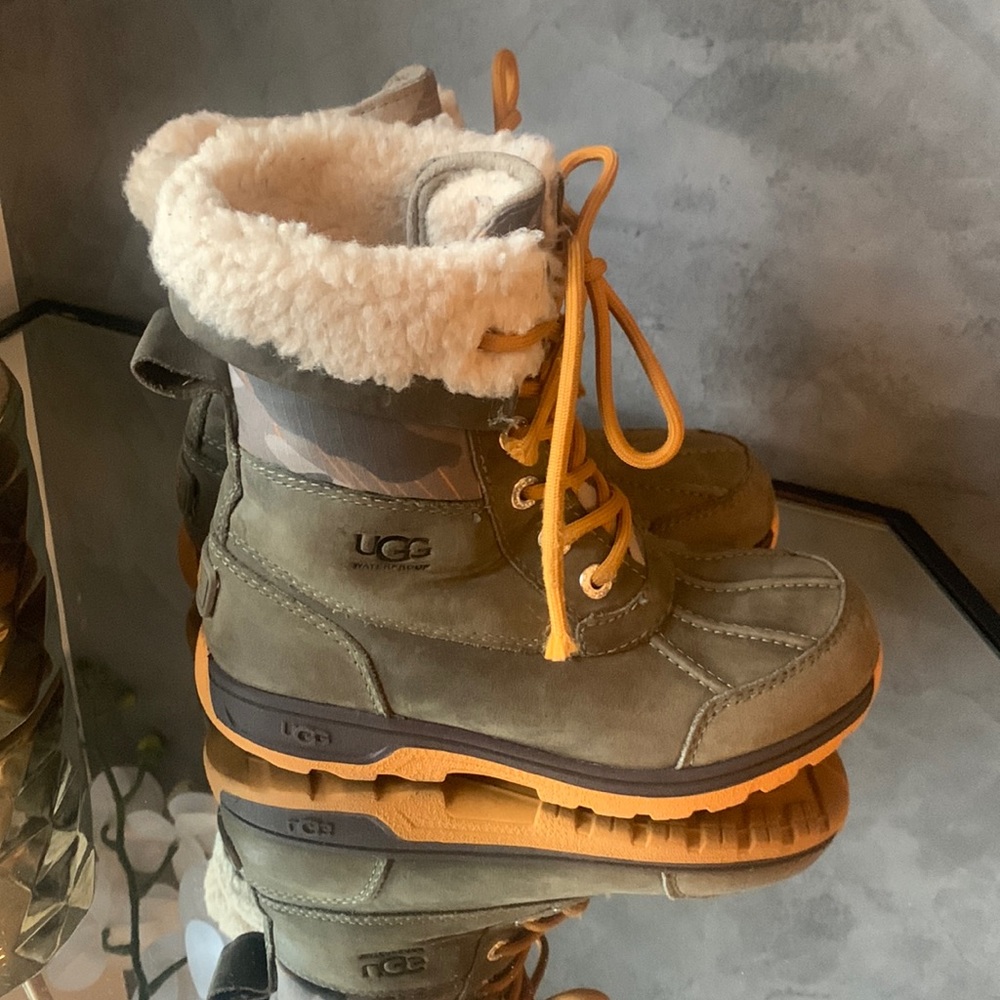 UGG waterproof kids boot size US 1